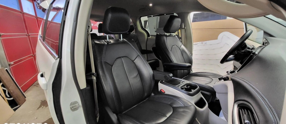 Chrysler Pacifica cena 137900 przebieg: 33000, rok produkcji 2021 z Człuchów małe 172
